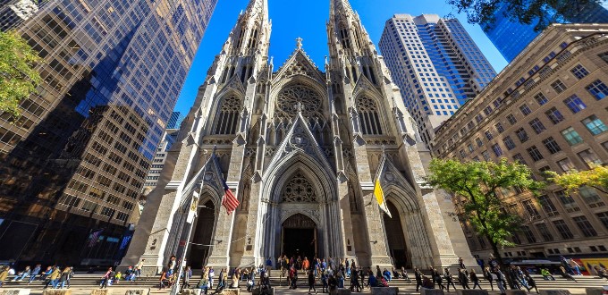 Juez dictamina que las iglesias de Nueva York pueden reabrir en iguales condiciones que las empresas