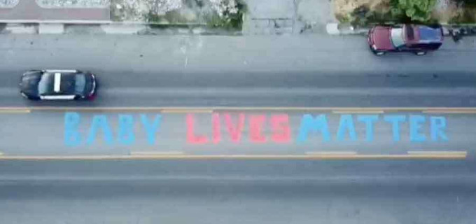 Joven pinta el mensaje «Baby Lives Matter» en las afueras de una clínica abortista de Salt Lake City