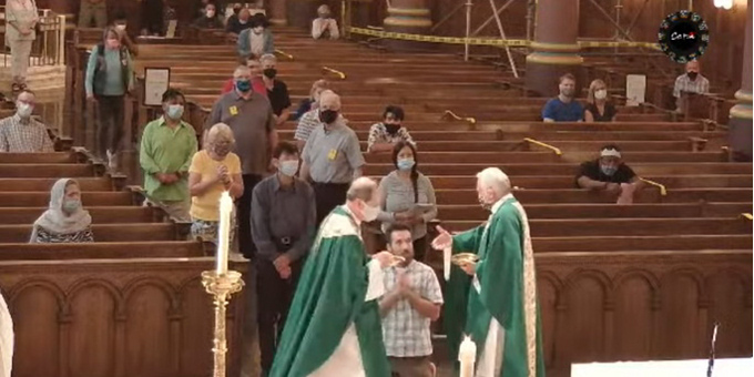 El obispo de Salt Lake City niega la comunión en la boca a una católica