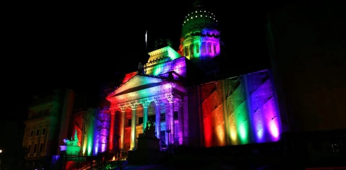 Iluminan el Congreso argentino con los colores LGTBI a los diez años de aprobarse el «matrimonio» entre homosexuales