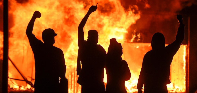 Oleada de incendios y ataques vandlicos contra templos y estatuas catlicas en EE.UU