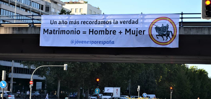 Jóvenes por España vuelve a colocar en un puente de Madrid un cartel en defensa del verdadero matrimonio