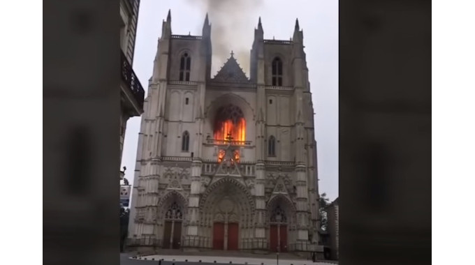 La Catedral de Nantes sufre un incendio provocado