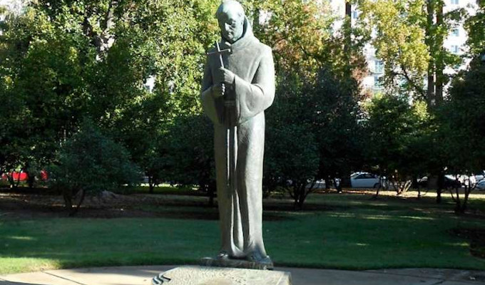 Derriban, queman y destruyen una estatua de San Junpero Serra en el Capitolio del estado de California