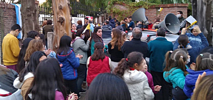 Centenares de fieles de la diócesis argentina de San Rafael reivindican su derecho a comulgar en la boca
