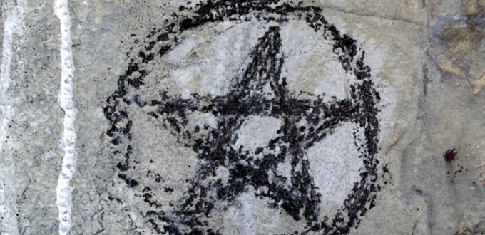 Iglesia Católica en Connecticut destrozada con símbolos anarquistas y satánicos