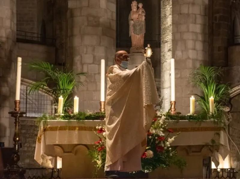Barcelona llena la basílica de Santa María del Mar para adorar al Santísimo Sacramento