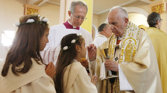 Los sacerdotes de San Rafael recuerdan a la Ejecutiva de la CEA que los fieles tienen derecho a comulgar en la boca