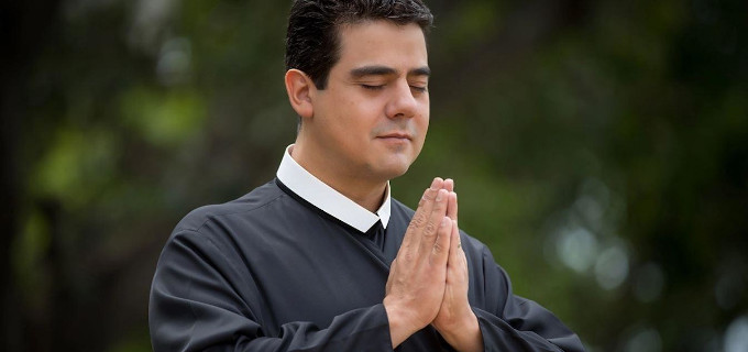 Apartado temporalmente del sacerdocio famoso sacerdote brasileño por presunta corrupción económica