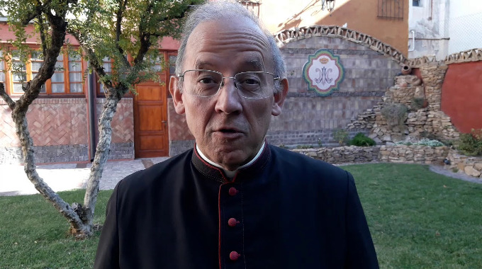 Mons. Taussig sigue en plena batalla contra el derecho de los fieles a comulgar en la boca y lanza una amonestacin cannica contra su clero