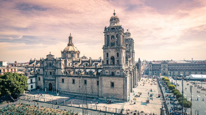 Polmica por el bloqueo de los accesos a la Catedral Metropolitana de Mxico por parte del ejrcito