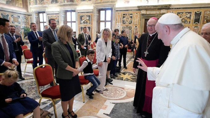 El Papa dice a nios autistas que son flores bellas y nicas en el mundo creado por Dios