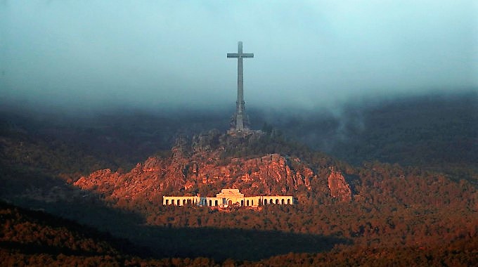 El gobierno quiere que se vayan los benedictinos del Valle y desacralizar su baslica