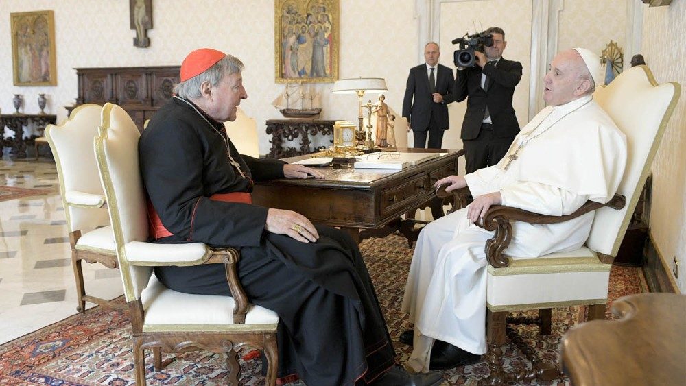El Papa Francisco recibe al Cardenal George Pell en el Vaticano