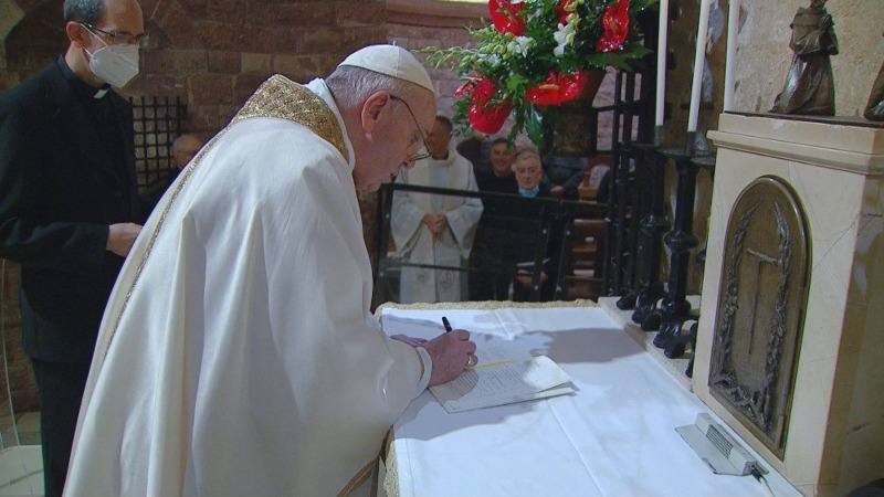 El Papa firma en Asís la encíclica «Fratelli Tutti»