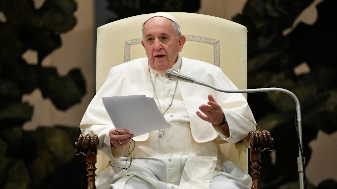 El Papa pide rezar con el corazón, no como los loros