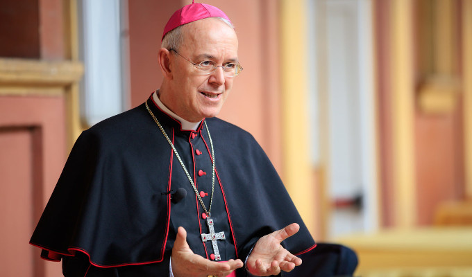 Mons. Schneider presidir el rezo del Rosario por la conversin de los polticos delante del Congreso de los Diputados