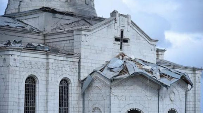 La catedral armenia de Shushi recibe el impacto de un misil