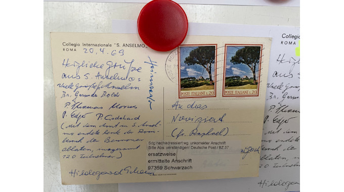 La abada benedictina de Mnsterschwarzach recibe una postal desde Roma 51 aos despus de ser enviada