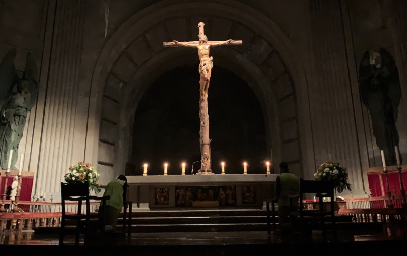 Cerca de un centenar de jóvenes pasan toda la noche en Adoración en la Basílica de la Santa Cruz del Valle de los Caídos
