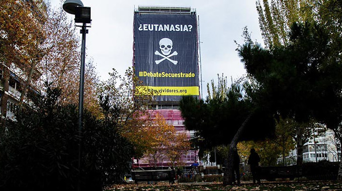 #DebateSecuestrado, una lona gigante en un edificio de Madrid contra la ley de eutanasia