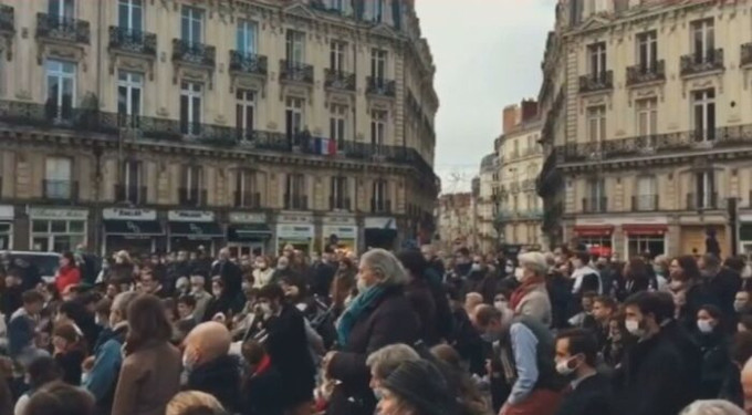 Fieles catlicos franceses reclaman ante sus templos que se les permita asistir a Misa