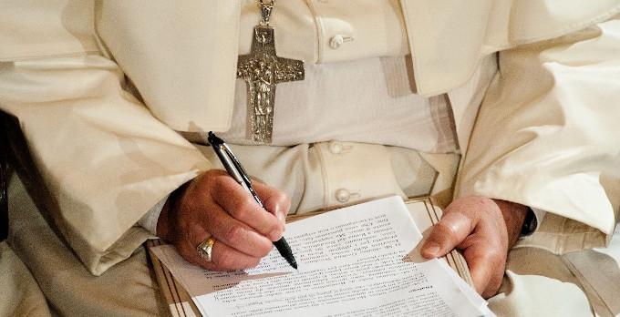 En una carta a ex-alumnos suyos el Papa vuelve a comparar el aborto con el crimen perpetrado por sicarios