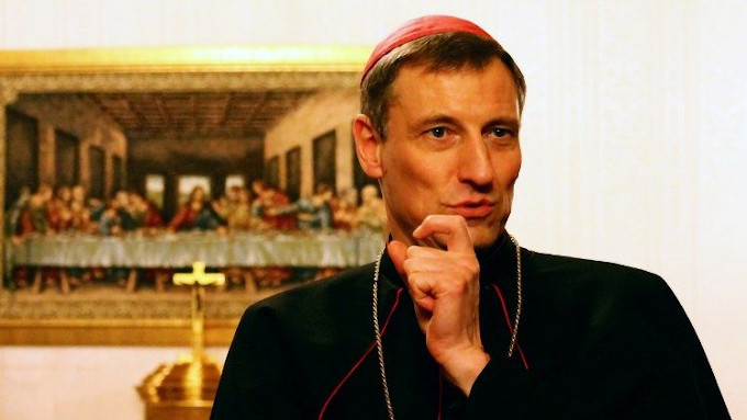 Mons. Stankevics pide en el Parlamento de Letonia el reconocimiento legal de las parejas homosexuales y de las que conviven sin casarse