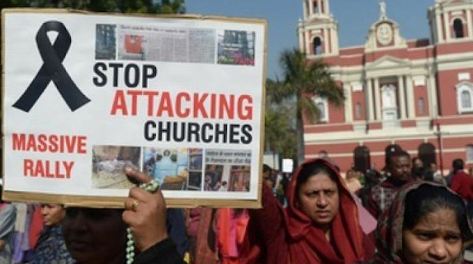 India: Una multitud de nacionalistas hindustas ataca un templo pentecostal durante un culto de oracin