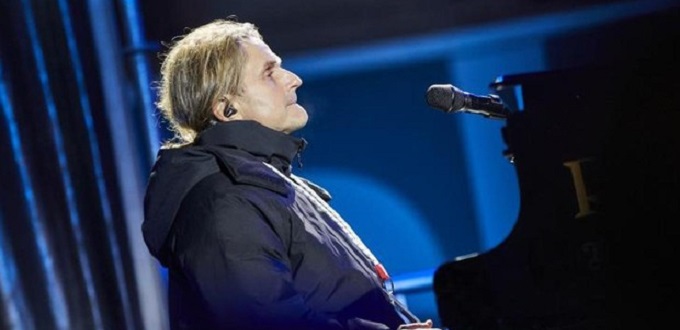 Nacho Cano homenaje a las vctimas del Covid portando un crucifijo