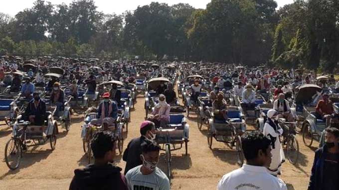 India: Catlicos dieron comida especial navidea y regalos a 2.000 conductores pobres de bicitaxis