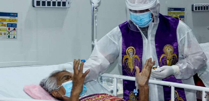 Sacerdote lleva fe y esperanza a enfermos de COVID-19 de un hospital en Perú