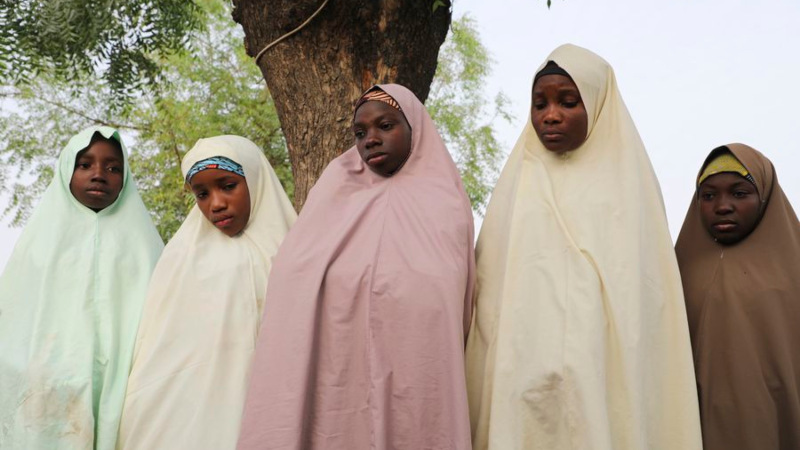 Secuestran 317 niñas en Nigeria