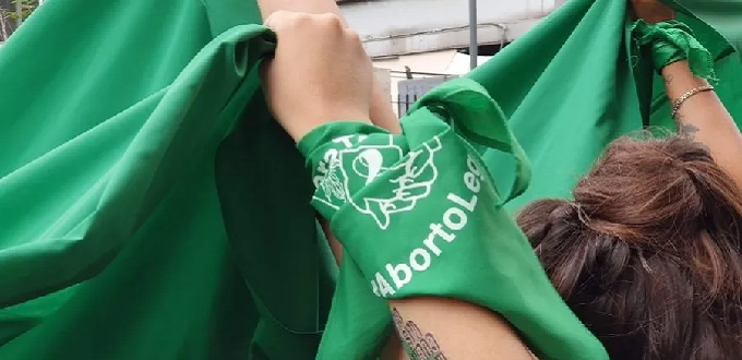 Feministas reemplazan bandera de Mxico con la del aborto en Congreso de Quintana Roo