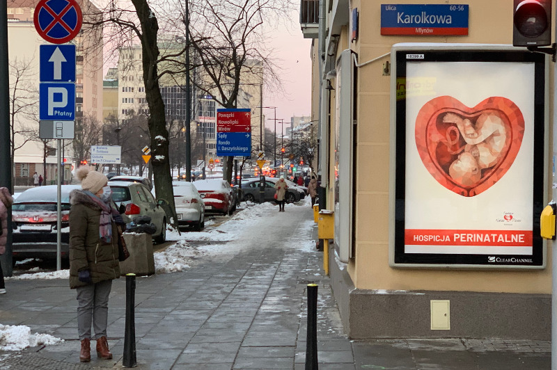 Las ciudades polacas embellecidas con carteles provida enmudecen las protestas abortistas
