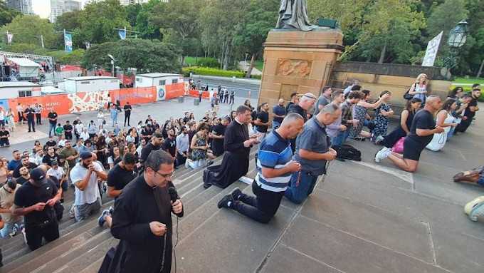 Fieles rezan de rodillas el Rosario ante la Catedral de Sidney en reparación por un espectáculo LGTB