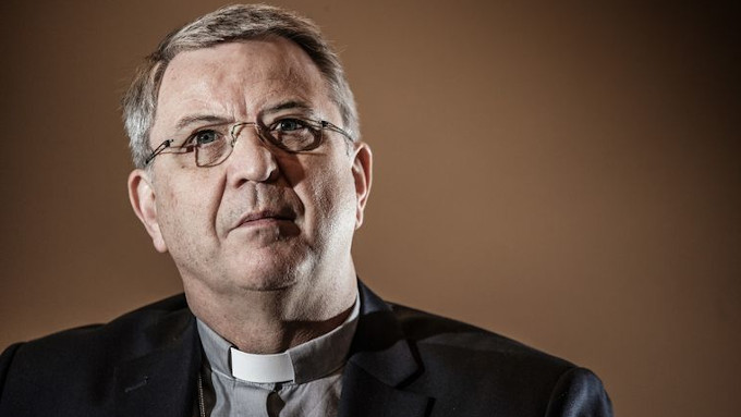 El obispo de Amberes dice estar avergonzado de la Iglesia porque no bendice las uniones homosexuales