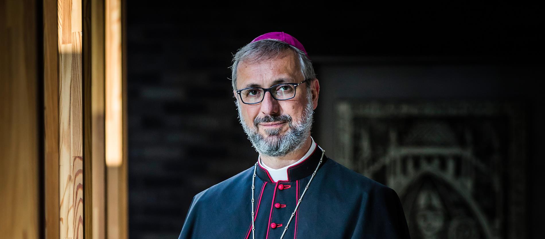 El Papa no acepta la renuncia del arzobispo de Hamburgo por mal manejo de abusos y le pide que descanse