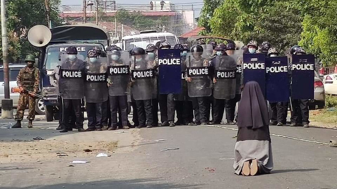 Francisco: Yo tambin me arrodillo en las calles de Myanmar