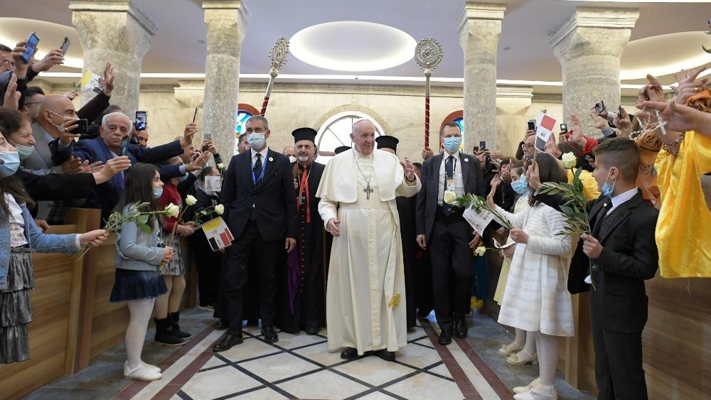 El Papa en Irak: llama al perdón en catedral profanada por el Estado Islámico