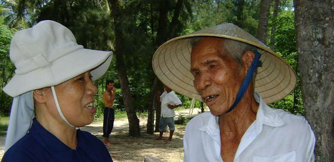 Monjas vietnamitas ayudan a los leprosos desplazados por un proyecto costero