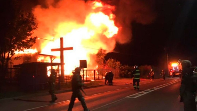 Terroristas mapuches vuelven a incendiar una iglesia en Chile