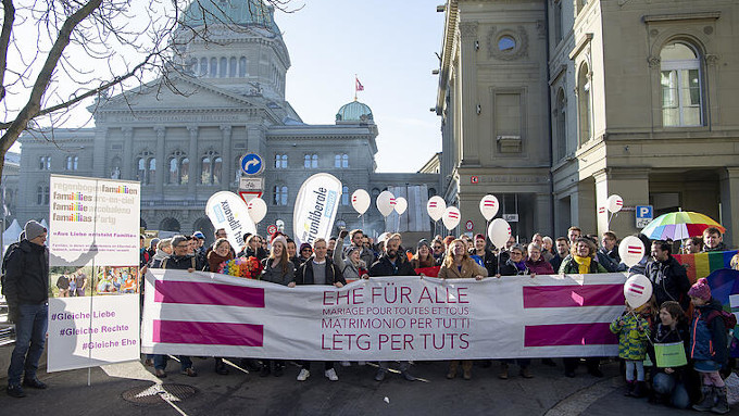 El «matrimonio» homosexual queda paralizado en Suiza hasta que se celebre un referéndum