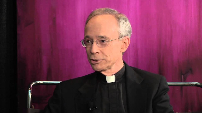 El jesuita Thomas Reese pide que se prohíba a los niños y jóvenes asistir a la Misa tridentina y menosprecia el dogma eucarístico