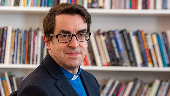 Un internado británico despidió y denunció como terrorista a su capellán anglicano por cuestionar las tesis LGTBI