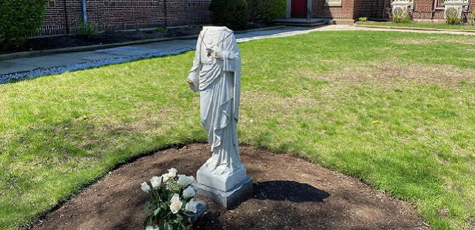 Vandalizada estatua de Cristo en una parroquia de Massachusetts