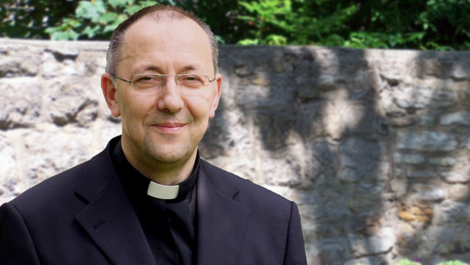 Mons. Ipolt se opone a la bendición de las parejas homosexuales: la Iglesia se debe a la Escritura y la Tradición