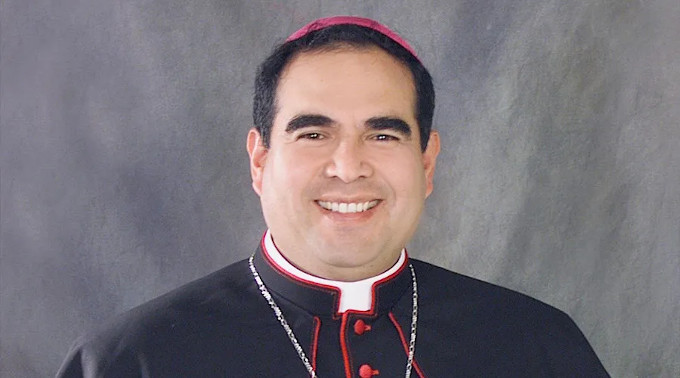El obispo castrense de Perú a sus familiares: «No podemos ni debemos rendir honores a un comunista»