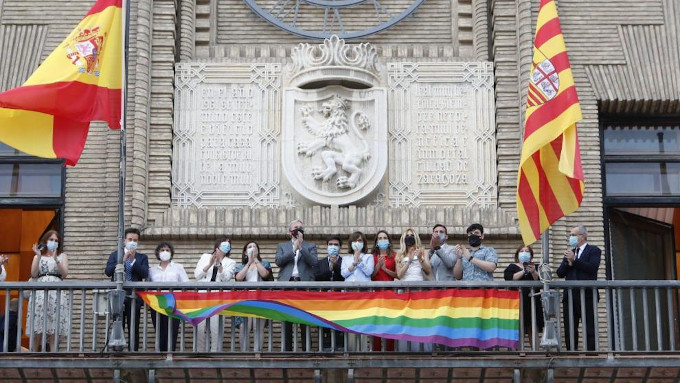 El Ayuntamiento de Zaragoza recurre la sentencia que prohíbe colgar la bandera LGTBI en su balcón