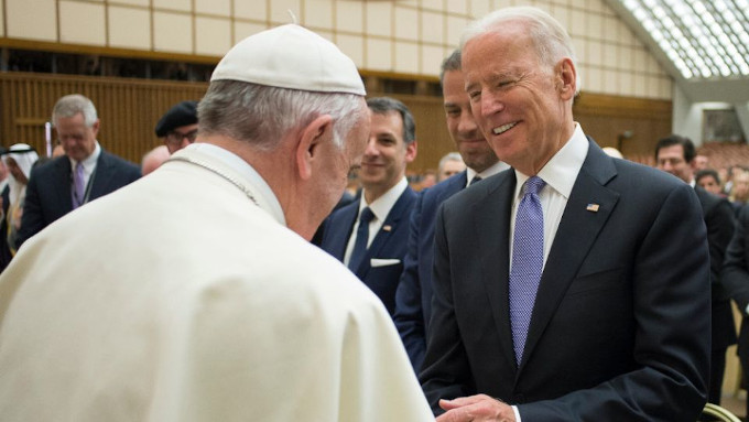 El Vaticano descarta que Biden asista a la Misa con el Papa